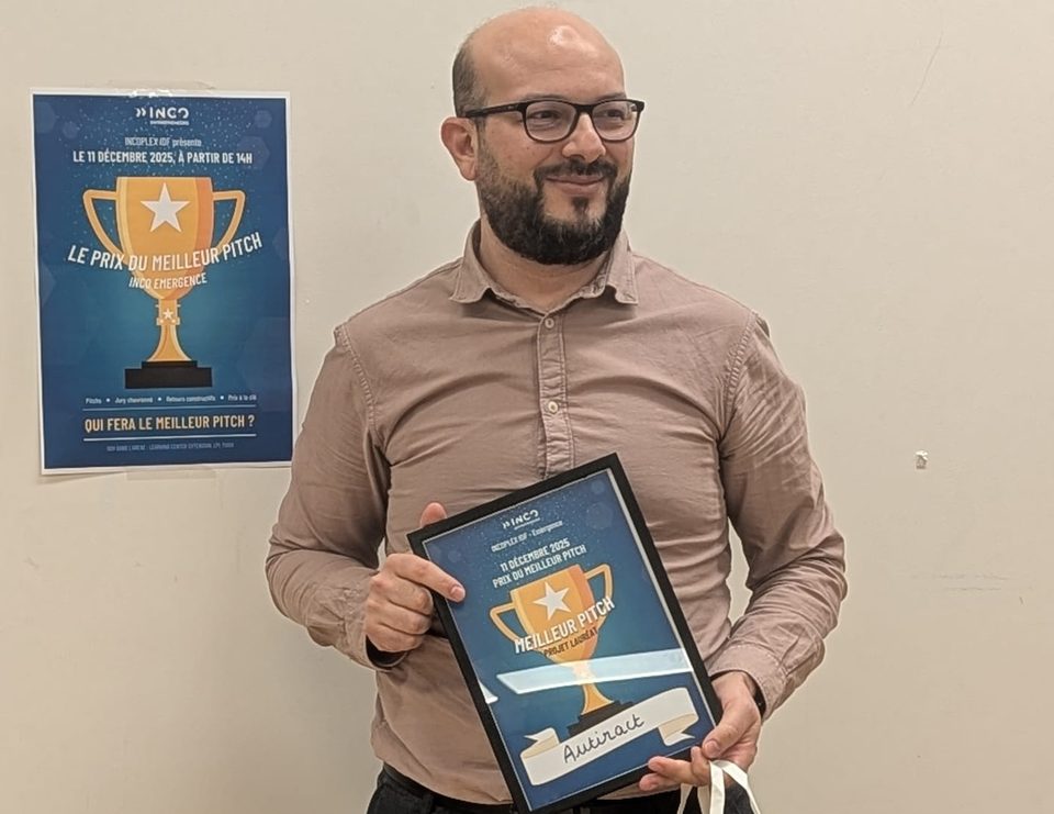 Atef Ben-Youssef tient le diplôme du prix du meilleur pitch décerné à Autiract par INCO, le 11 décembre 2025